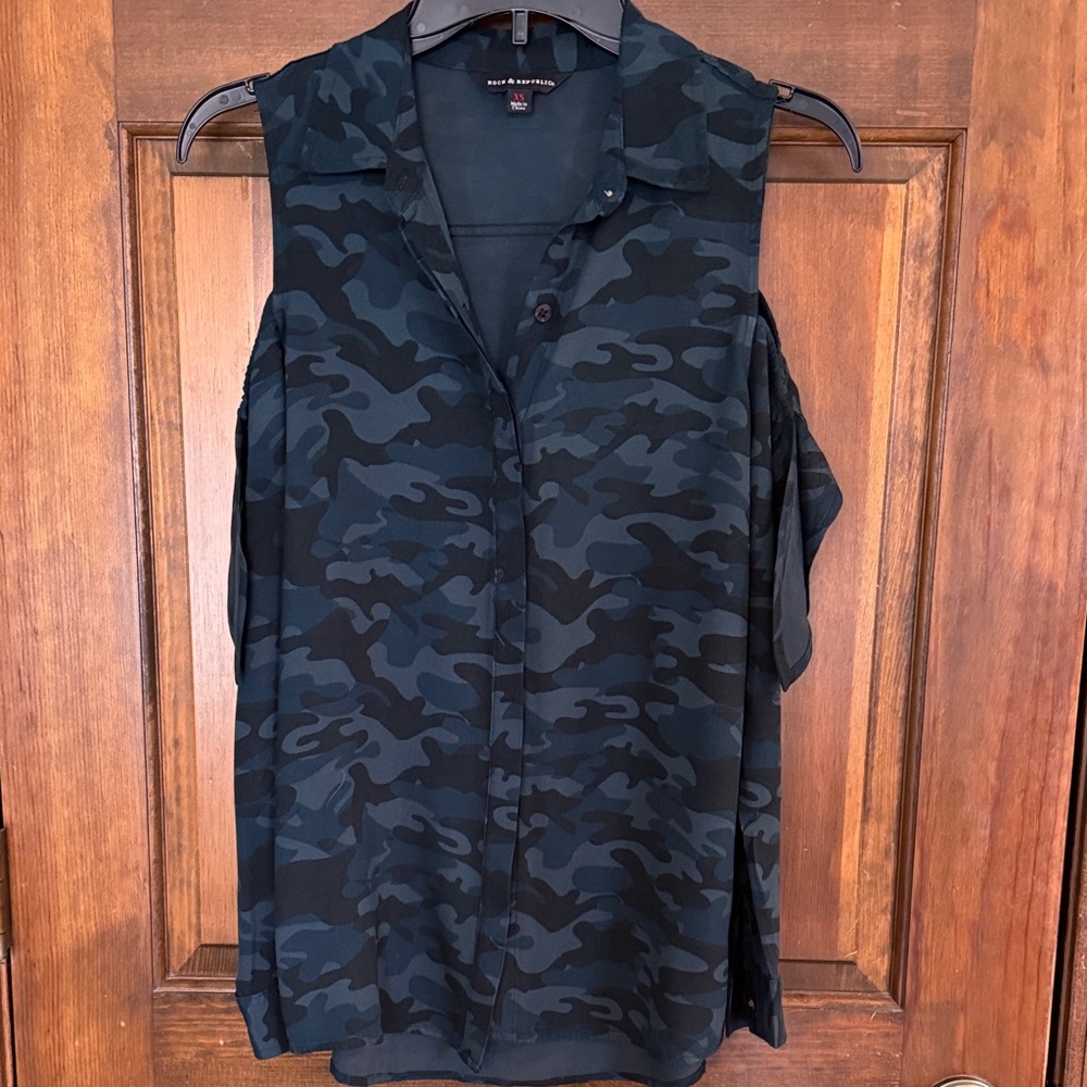 Black & Teal Green Camo Button Down Shirt, XS